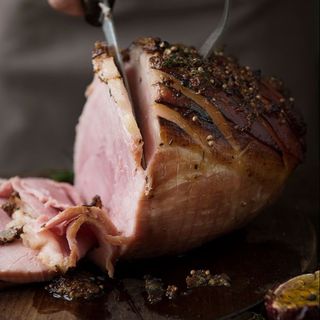 Jamón al horno con patatas,verdura y pan