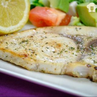 Emperador con patata fritas y verdura