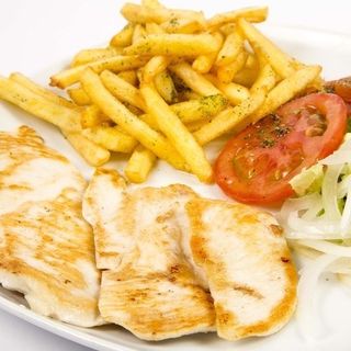 Plato pechuga de pollo con patatas,verdura y pan