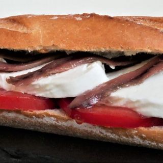 Anchoa, queso y tomate