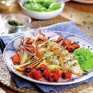 Plato calamares romana con patatas y ensalada