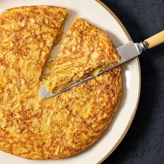 Bocadillo tortilla de cebolla y queso