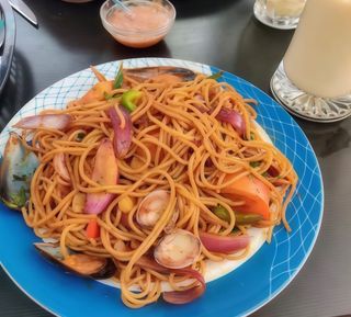 1/2 Ración Tallarín Saltado de Mariscos