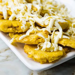 Patacones con Queso Blanco Rallado