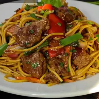 1/2 Ración Tallarín Saltado