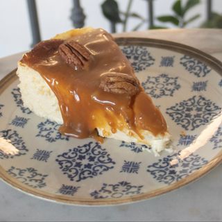 Tarta de queso con caramelo salado (porción)