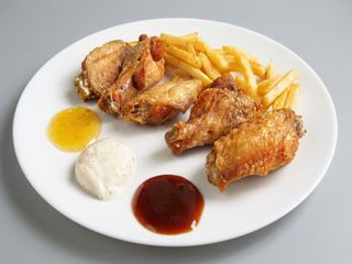 Alitas de pollo + patatas + salsa (6 unidades)