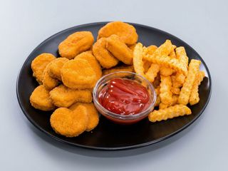 Nuggets de pollo + patatas + salsa (8 unidades)