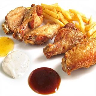 Alitas de pollo + patatas + salsa (6 unidades)