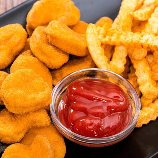 Nuggets de pollo + patatas + salsa (8 unidades)