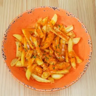 Bravas con magníficas patatas tejas