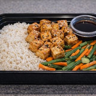 Tofu Teriyaki Clean con Arroz Jazmín y Verduras