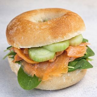 Bagel de Cristal con Salmón Ahumado y Queso philadelphia.