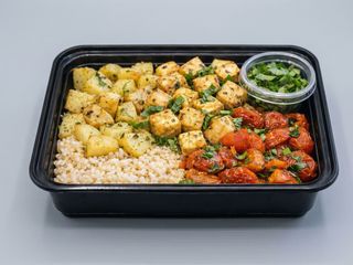 Tofu Mediterráneo con Patata y Tomate Asado