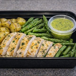 Pollo Limón y Hierbas con Patata Nueva y Espárragos