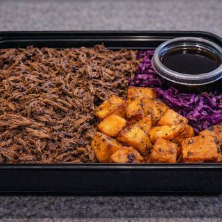 Carne Mechada BBQ Clean con Boniato, Col Encurtida y Yogur-Lima