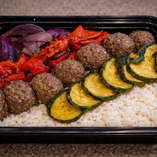 Albóndigas de Ternera con Arroz Jazmín y Verdura Asada