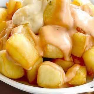 Bravas alioli y queso