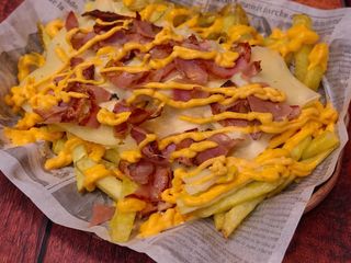 Patatas con queso y bacon