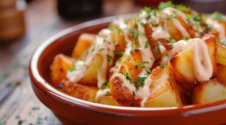 Patatas bravas clásicas
