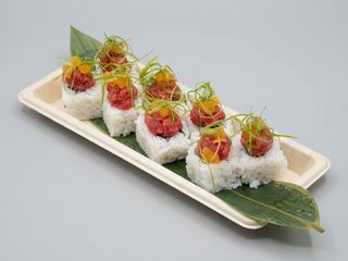 Uramaki de atún takuan (8 piezas)