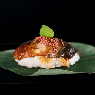 Nigiri de anguila