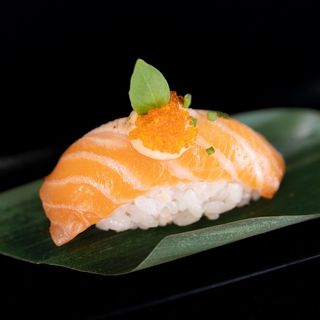 Nigiri de salmón