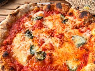 Pizza Margherita rústica italiana