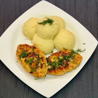 Filetes de pollo con puré de patatas