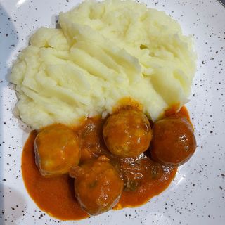 Puré de patatas con albóndigas