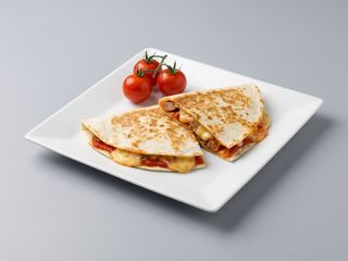 Tortilla con carne picada, queso y hierbas