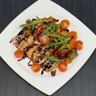 Salmón y verduras guisadas