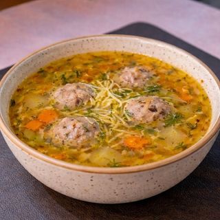 Sopa de albóndigas