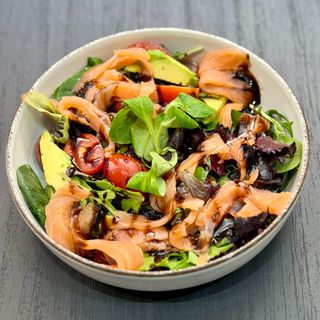 Ensalada de salmón y aguacate