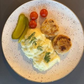 Puré de papas con chuleta de pescado