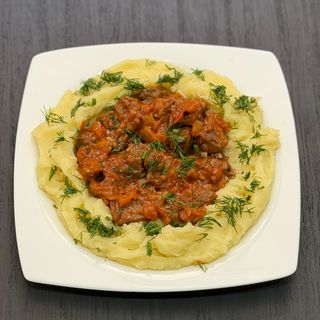 Goulash con puré de patatas