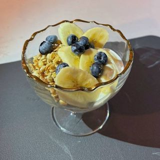 Yogur Griego Con Frutos Rojos Y Granola