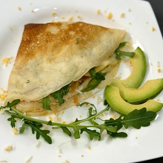 Crepe "Frank"  con salmón salado y queso (2 piezas)