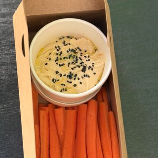 Hummus Con Mini Zanahorias