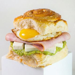 Queso fresco con huevo frito