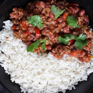 Carne con chili y arroz
