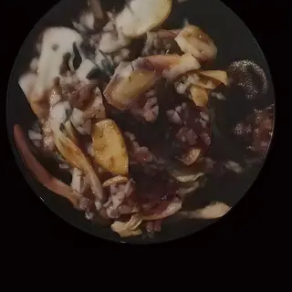 (132)ternera con salsa de lentejas negras