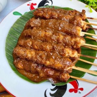 Satay de pollo