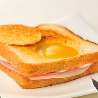 Sándwiche misto con huevo