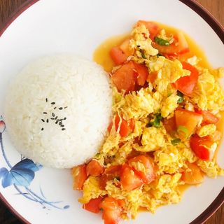 Huevo Revuelto Con Tomate y Arroz
