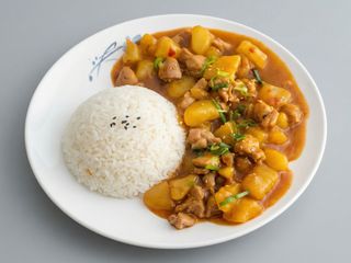 Plato De Pollo Con Patata Guisada Picante Con Arroz