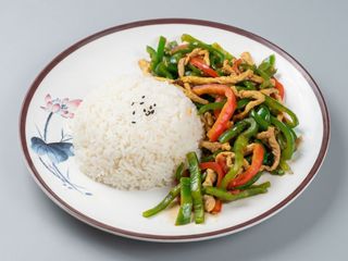 Pollo Con Pimiento Verde y Arroz