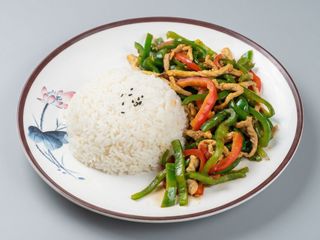Cerdo Con Pimiento Verde y Arroz