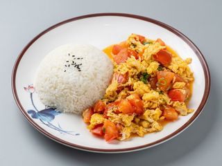 Huevo Revuelto Con Tomate y Arroz