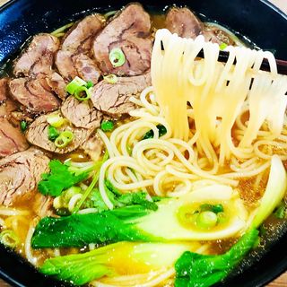 Sopa De Fideos De Arroz Agrio y Picante